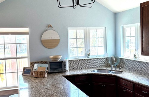 Port Bolivar House | Sandy Blue Heaven – Relaxing Beach Getaway Large Deck, Family, & Pet Friendly