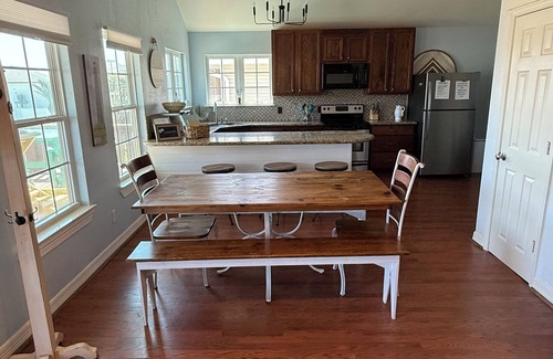 Port Bolivar House | Sandy Blue Heaven – Relaxing Beach Getaway Large Deck, Family, & Pet Friendly