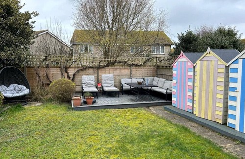 Camber Cottage | Sandy Bottom - opposite the Dunes – Pool Table & Juke Box