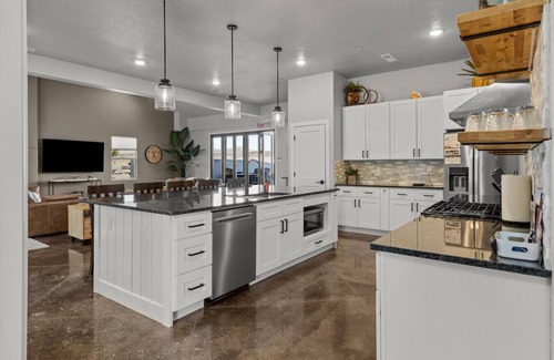 Hurricane House | Sandy Bottoms West - Brand New Pool & Spa