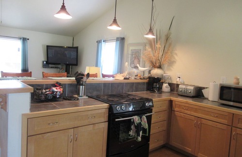 Cleone Cottage | Sandy Clove Cottage creates a private getaway with nature in Fortt Bragg.