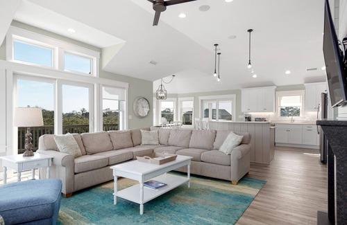 Duck House | Sandy Duck: Shared Pool, Elevator, Close to Beach