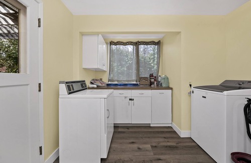 Clear Lake House | Sandy Feet Retreat - lakefront Retreat with sand volleyball court!