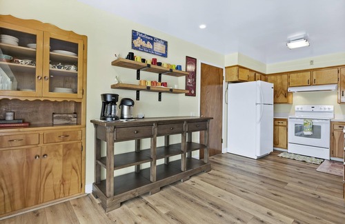 Clear Lake House | Sandy Feet Retreat - lakefront Retreat with sand volleyball court!