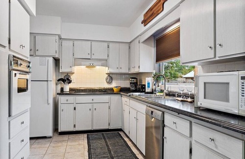 Alta Vista House | Sandy Feet Retreat | Private Pool + Ping Pong!