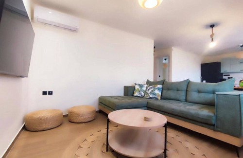 Neo Kalamaki House | Sandy Ridge House