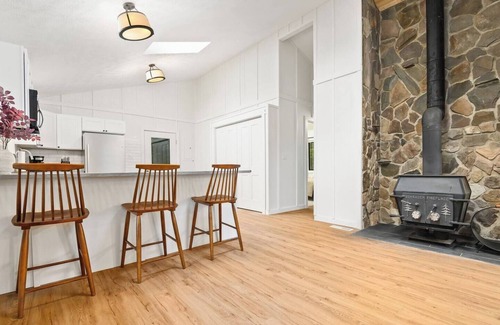Marmot House | Sandy River Retreat | Pet Friendly | Epic Fishing