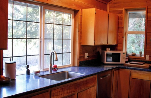 Sandy House | Sandy River's Hush, Cozy Cabin on 1.2 acres tucked above the Sandy River
