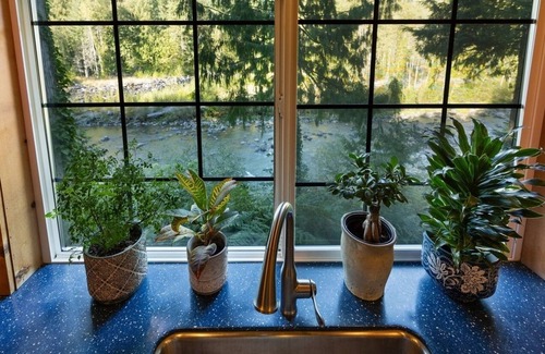 Sandy House | Sandy River's Hush, Cozy Cabin on 1.2 acres tucked above the Sandy River