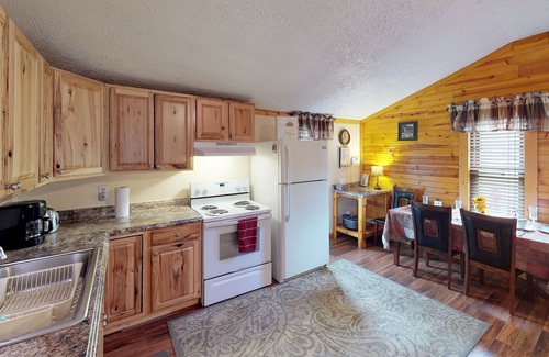 Carbon Hill Cabin | Sandy Run Cabin-Hot Tub, Hocking Hills, WNF, more