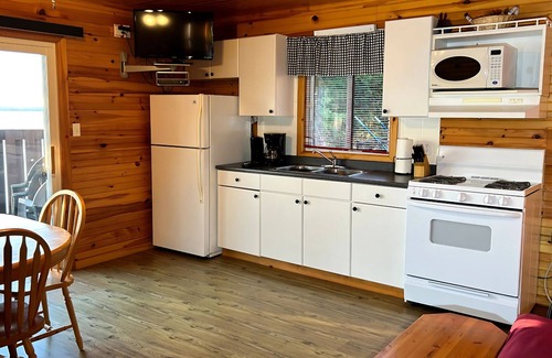 Harwood Cottage | Sandy Shore Cottages. 2-bedroom lake front cottage, Sauna, Heated pool