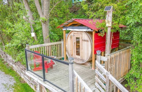 Harwood Cottage | Sandy Shore Cottages. 2-bedroom lake front cottage, Sauna, Heated pool
