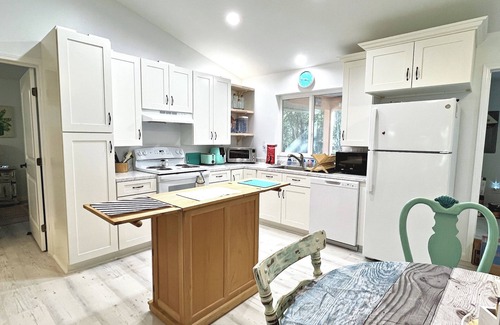 Melrose House | Sandy Toes Bungalow-Historic Melrose, Lake, 2/2, Wifi, firepit, boats, King bed