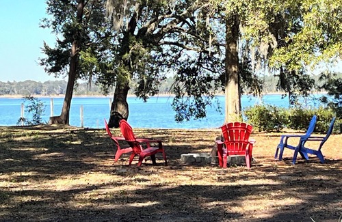 Melrose House | Sandy Toes Bungalow-Historic Melrose, Lake, 2/2, Wifi, firepit, boats, King bed