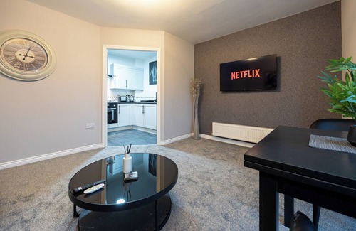 Broadheath Apartment | SandyCroft- Free Secure Parking, close to tram stop and close to the Airport