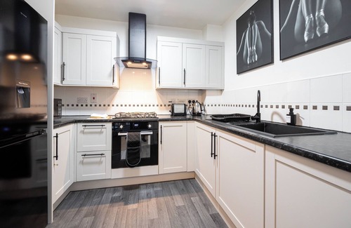 Broadheath Apartment | SandyCroft- Free Secure Parking, close to tram stop and close to the Airport