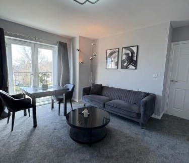 Broadheath Apartment | SandyCroft- Secure gated Parking & Close To Airport