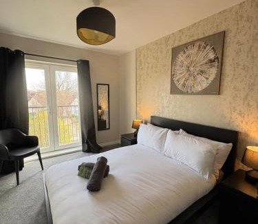 Broadheath Apartment | SandyCroft- Secure gated Parking & Close To Airport