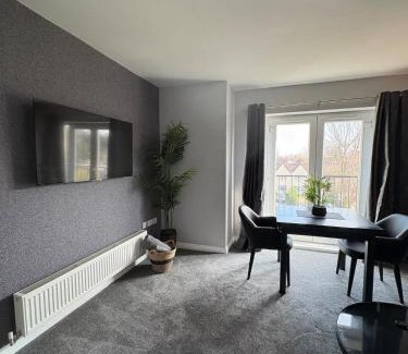 Broadheath Apartment | SandyCroft- Secure gated Parking & Close To Airport