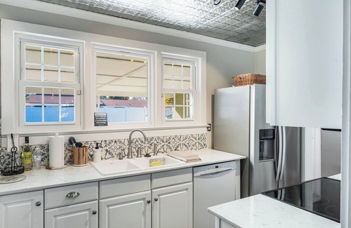 Sanford House | Sanford's Haven, 3 bedroom, Sleeps 7. Blocks from Center Historic Downtown.
