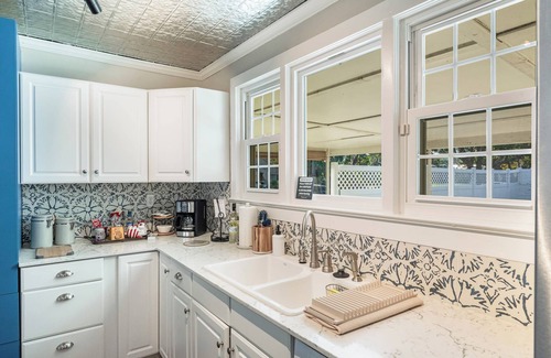 Sanford House | Sanford's Haven, 3 bedroom, Sleeps 7. Blocks from Center Historic Downtown.