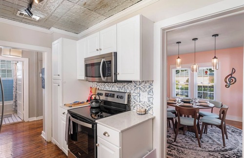 Sanford House | Sanford's Haven, 3 bedroom, Sleeps 7. Blocks from Center Historic Downtown.