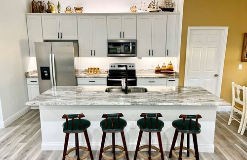 Sanford House | Sanford's Seahaven: fully fenced yard, outdoor dining, close to downtown!
