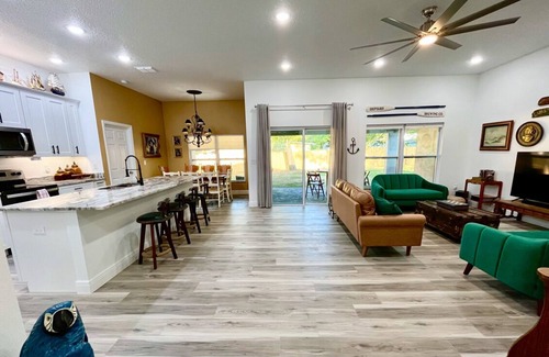 Sanford House | Sanford's Seahaven: fully fenced yard, outdoor dining, close to downtown!
