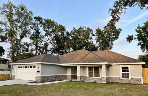 Sanford House | Sanford's Seahaven: fully fenced yard, outdoor dining, close to downtown!