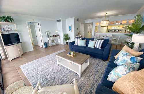 Punta Rassa Condo | Sanibel Harbour Resort Harbour Tower 413: Beachfront condo with refreshing coastal theme