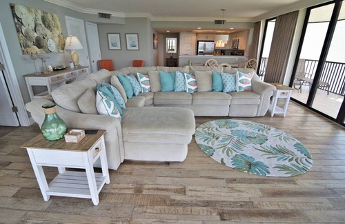 Punta Rassa Apartment | Sanibel Harbour Resort Bay View Tower 737: Beachfront vacation retreat with gorgeous sunset views