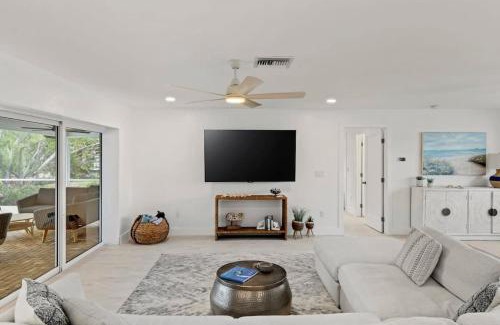 Bright Water House | Sanibel Serenity- NEW Gorgeous Near Beach Villa with Pool