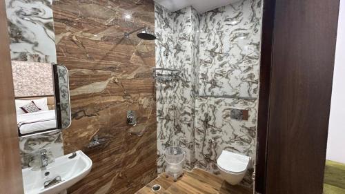 Varanasi Nagar Nigam Hotel | SANIDHYAM by HOTEL SAHU Near Kashi Vishwanath Temple Gate