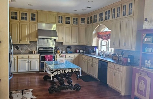 Madisonville House | Sanita Ranch with large pool, hot tub, game room and outdoor firepit.