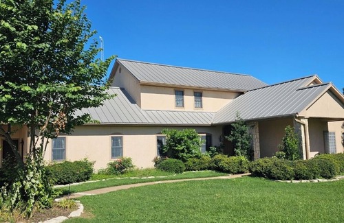 Madisonville House | Sanita Ranch with large pool, hot tub, game room and outdoor firepit.