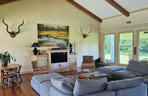 Madisonville House | Sanita Ranch with large pool, hot tub, game room and outdoor firepit.