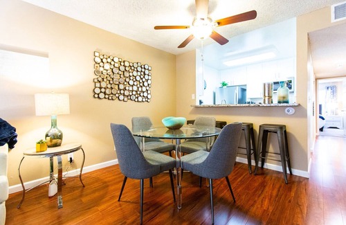 Westlake Village Apartment | Sanitized Modern Comfort FAST WIFI CALI KING BED