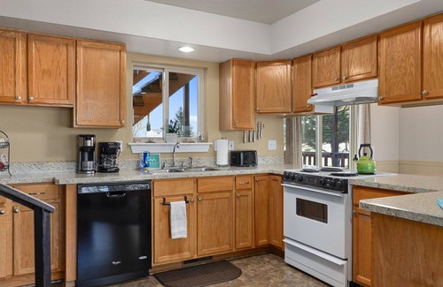 Red Lodge House | Sans Souci Cabin has great Views, Dog Friendly, Hot Tub & on the Golf Course.
