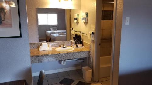Pueblo Hotel | Santa Fe Inn - Pueblo