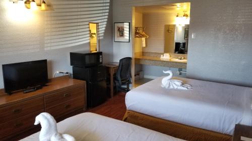 Pueblo Hotel | Santa Fe Inn - Pueblo