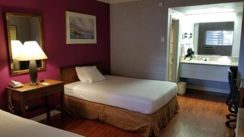 Pueblo Hotel | Santa Fe Inn - Pueblo