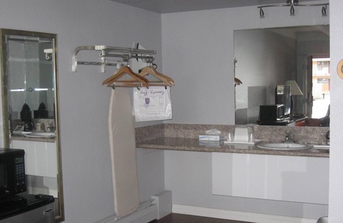 Pueblo Hotel | Santa Fe Inn Pueblo