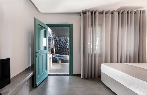 Agios Georgios Hotel | Santa Irina Luxury Sunny Lofts