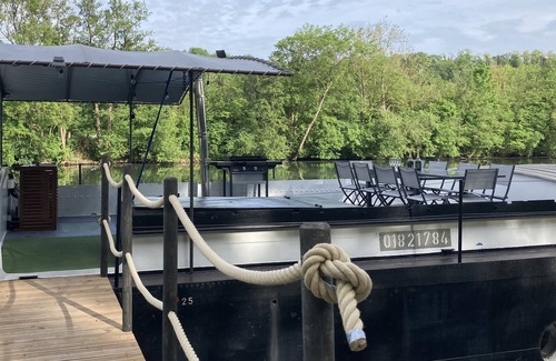 Gouvieux Boat Rental | Santa Julia barge in Chantilly harbour