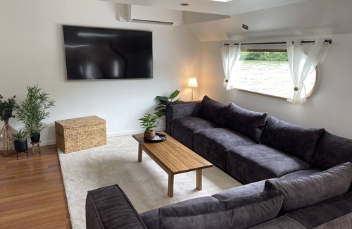 Gouvieux Boat Rental | Santa Julia barge in Chantilly harbour