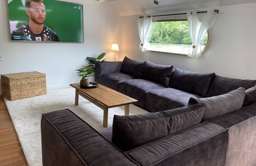 Gouvieux Boat Rental | Santa Julia barge in Chantilly harbour