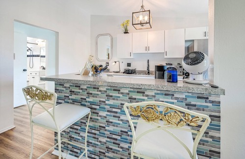 Ocean Park Apartment | Santa Monica Beach Suite. Off street parking and walking distance to everything!