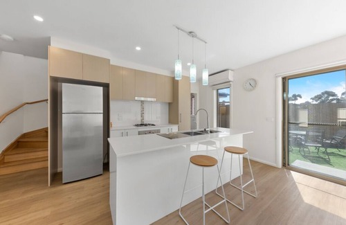 Keilor Lodge House | Santa Monica Lodge Apartments