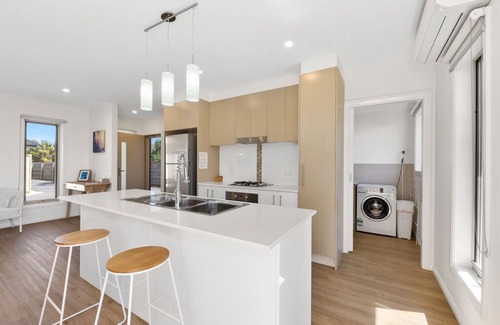 Keilor Lodge House | Santa Monica Lodge Apartments