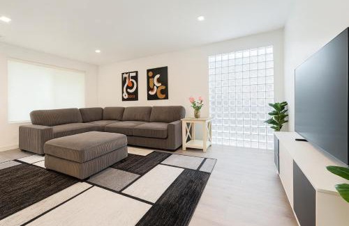 Sunset Park House | Santa Monica Luxe Home - Hot Tub, Pool Table, Grill & Cinema Projector